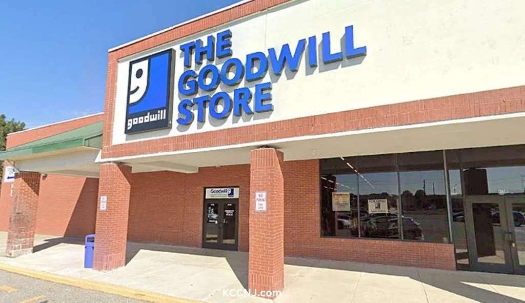 Is Goodwill open on new year's eve